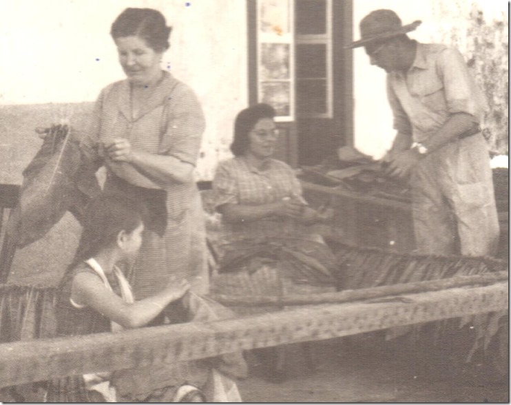 19590715=Casa cosiendo tabaco. Mam&aacute;, M. Celia, CMP, &Eacute;y