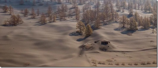 Casa cubierta de cenizas