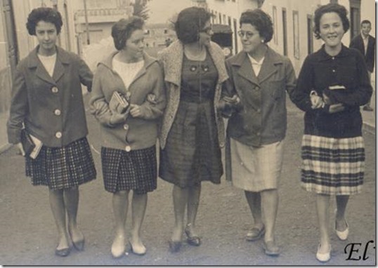 Cinco amigas en paseo dominical