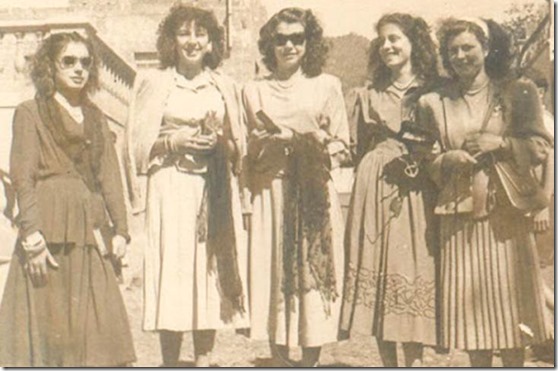 195X. Cinco amigas frente a la Plaza Nueva