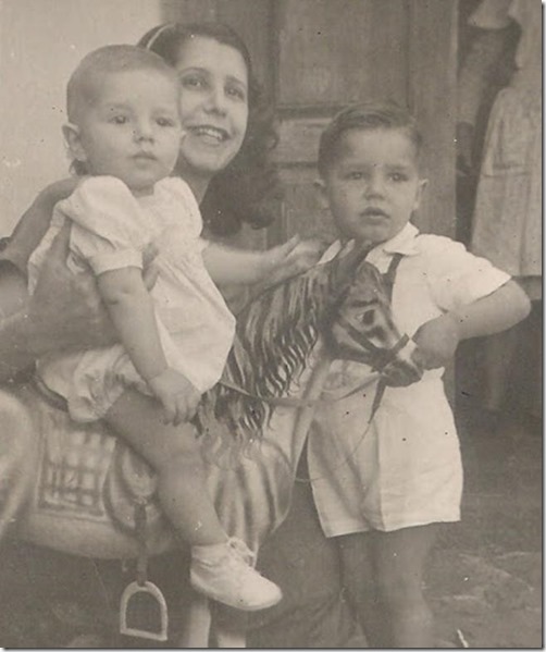 OK. 195X. Coralia y sus hijos