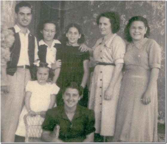 195X. Parientes en terraza de t&iacute;o Daniel